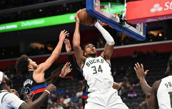 字母哥28+7+8 利拉德27+5 雄鹿22记三分轻取活塞迎7连胜 字母哥28+7+8 利拉德27+5 雄鹿22记三分轻取活塞迎7连胜