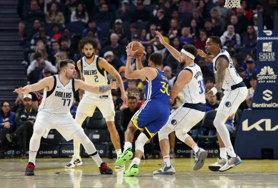 勇士轰27记三分仍负独行侠 东契奇45+三双 克莱29分赛季新高