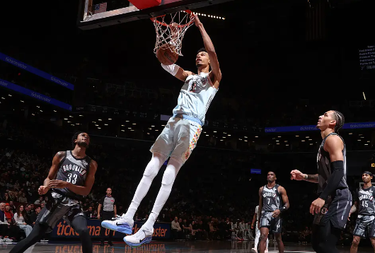 文班19+7+6帽 尚帕尼5记三分 基翁-约翰逊25分 马刺力克篮网