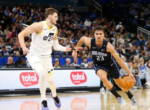 塞克斯顿20分 森萨博27分 爵士5人上双击败残阵魔术