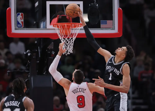 拉文35+10+8 怀特23分 文班23+14+8帽 公牛19分逆转马刺