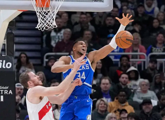 字母哥35+12 利拉德26+8 巴雷特21+10 雄鹿击退猛龙