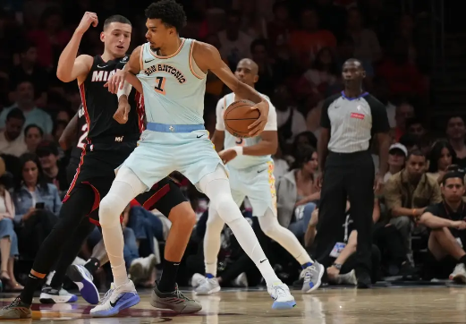 韦尔25+8 文班21+10 热火6人上双击退马刺