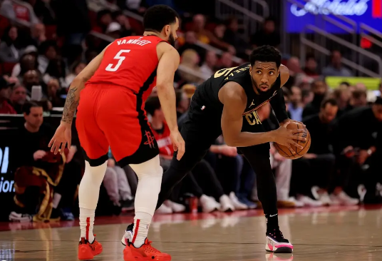 范乔丹7记三分 加兰26分+关键三罚一中 火箭惊魂1分险胜骑士