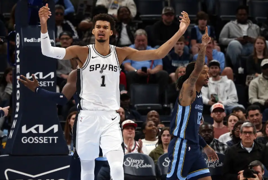 小贾伦-杰克逊31+6 莫兰特25+11 文班27+10 灰熊三杀马刺