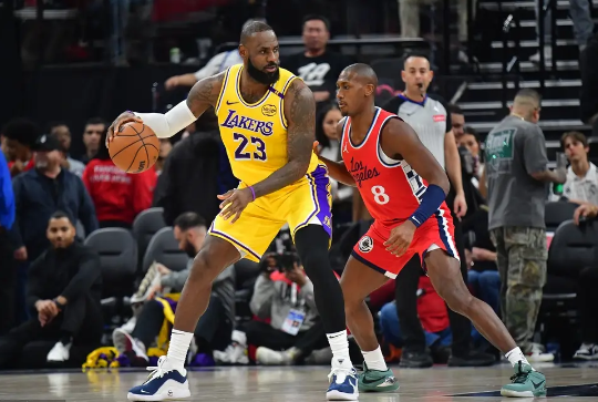 詹姆斯26+8+9 布朗尼3分1助 登卡合计23中6 湖人25分大胜快船