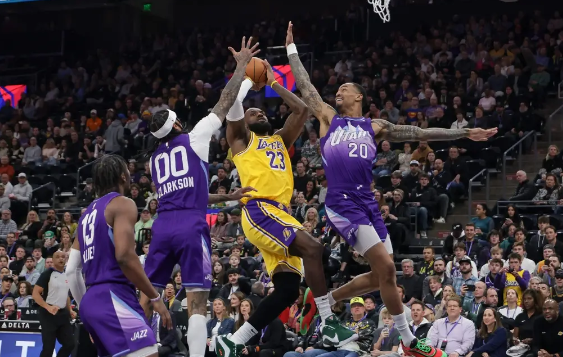 东契奇16分詹姆斯低效18+7 湖人中锋伤退119-131惨败爵士