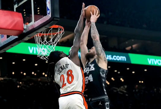 康宁汉姆25+12 哈里斯22+7 凯尔登28分 活塞3人20+大胜马刺