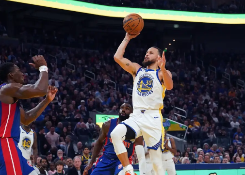 库里32分&2万5千分里程碑 追梦关键4分 CC31+5 勇士力克活塞