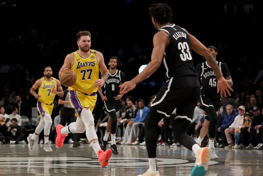 东契奇三双但25中8&5失误 小里14中3 老詹伤缺 湖人憾负篮网