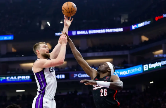 拉文29分 小萨22+19+6 阿夫迪亚24+9 国王轻取开拓者止4连败