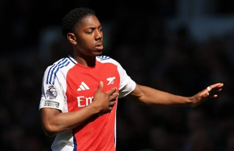 英超-埃弗顿1-1战平阿森纳，戳萨破门，斯凯利送点